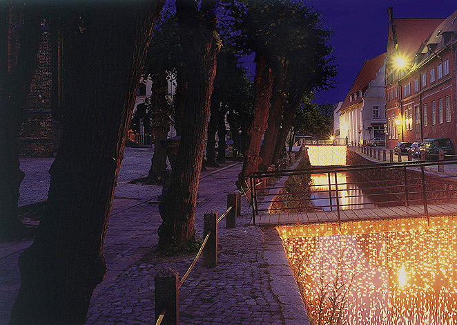Gunda Foerster, LIGHT FALL, light bulbs, Wismar, 2005_1Glühbirnen, Wismar, 2005_3
